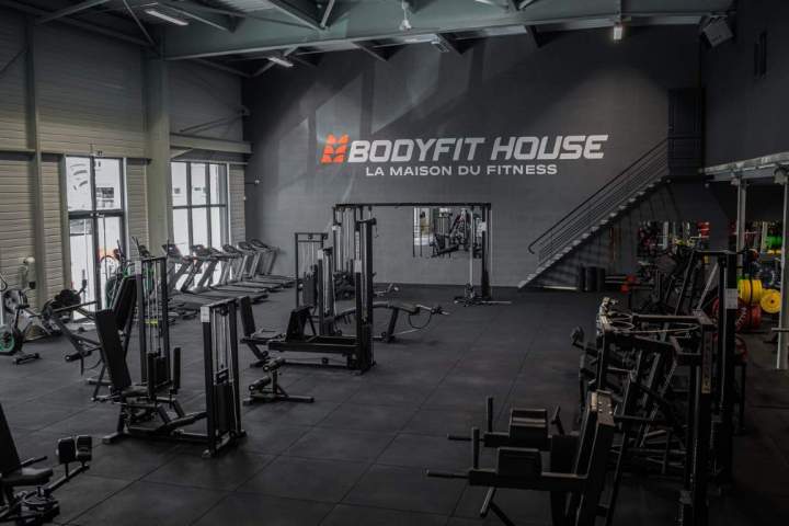 Explorez notre salle moderne et toute équipée.